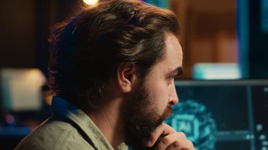 Yapay zeka makinesi öğrenme algoritmasını güncellerken karmaşık duyguları olan geliştirici. Yapay zeka, kamera ve yüz ifadelerini güncellemek için IT uzmanı programlaması