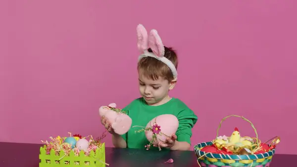小快乐的孩子们在准备复活节庆祝活动时 隐藏了手工制作的装饰品 小兔子耳朵上有彩绘的装饰品兔子和蛋相机A — 图库照片