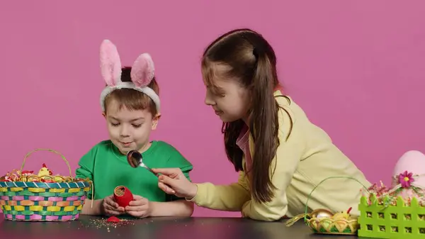 Niños Extáticos Rompiendo Huevo Pascua Especial Para Encontrar Una Sorpresa —  Fotos de Stock