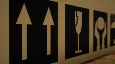 Depolama tesisinde depolanan karton kutulardaki uyarı etiketleri, dağıtım faaliyetlerine yardımcı olmak için etiketler ve faturalar. Lojistik pullu tedarik malları. Kapatın. 3d canlandırma canlandırması.