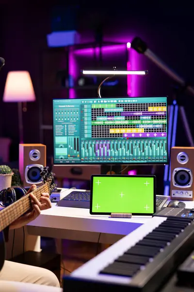 Audio Producent Praktikuje Hraní Kytaru Pomocí Výuky Tabletu Přes Zelený — Stock fotografie