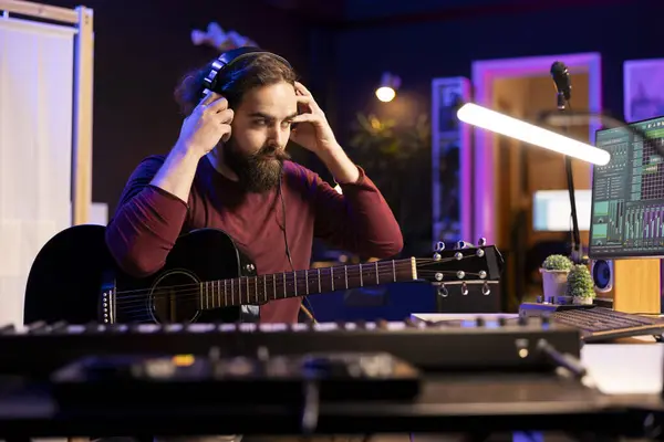 Soundkomponist Der Mit Elektronischem Setup Heimstudio Arbeitet Akustische Gitarrenklänge Aufnimmt — Stockfoto