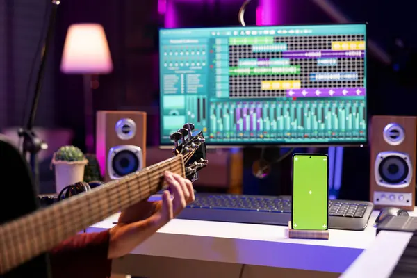 初学者歌手尝试使用带绿屏的在线指导在平板电脑上弹奏声吉他 并在家里的录音室里练习乐器 播放新歌排练的音乐制作人 — 图库照片