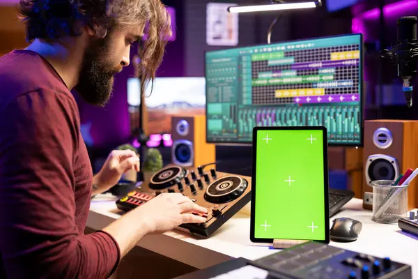 Besteci Müzik Setleri Mobil Cihazlarda Yeşil Ekran Görüntüler Yaratıyor Stüdyosunda — Stok fotoğraf
