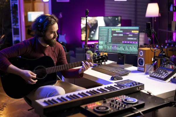 Mladý Zpěvák Hrající Akustickou Kytaru Vytvářející Hudbu Elektronickými Nástroji Domácím — Stock fotografie