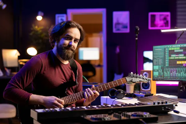 Stüdyosunda Akustik Gitar Çalan Kendine Güvenen Bir Sanatçının Portresi Müzik — Stok fotoğraf
