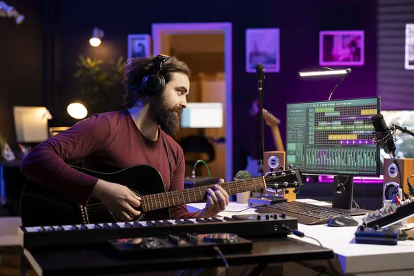 Hudební Inženýr Hrající Nové Melodie Akustickou Kytaru Nahrávání Dawovým Softwarovým — Stock fotografie