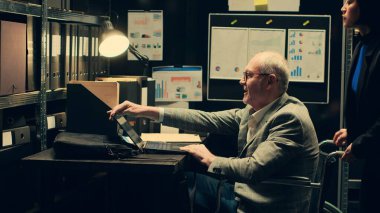 Özürlü dedektifler, arşiv kayıtlarını ve araştırmalarını kullanarak dava zaman çizelgeleri ve profilleri geliştirir. Tekerlekli sandalyedeki kıdemli ajan yasal dosyaları yorumluyor. Kamera A.