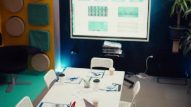 Personel toplantılarında kullanılan boş yönetim kurulu ofisi Fintech ve ekonomi üzerinde çalışan küresel organizasyon. Çalışma alanı yönetim brifingleri için etkileşimli kurulla donatılmıştır. Kamera B.