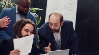 Hasta ve yorgun bir çalışan, müdürün önüne rozetini atıyor, deli amirinin baskısı altında çalışmaktan yorgun düşüyor. Kızgın işçi bir toplantı sırasında işini bırakıyor, ofisten ayrılıyor. Kamera A.