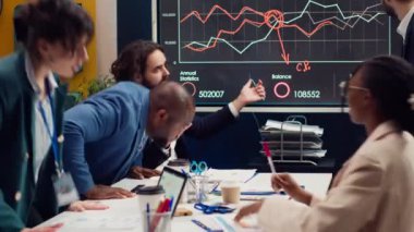 Başlangıç ekibi proje üzerinde çalışmaya başlamak için toplantıyı bitiriyor, brifingleri tamamlıyor ve önemli bilgiler topluyor. Yorgun çalışanlar konferans salonunu terk ediyor. Kamera A.