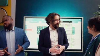 Girişimci iş arkadaşlarının portresi, iş geliştirme planının stratejik planlarını tartışmak üzere bir konferans salonunda toplandı. Örgüt çalışanları izlenimlerini paylaşıyorlar. Kamera B.