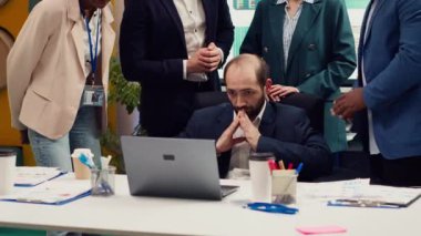 Finans ekibi borsa eğilimlerini takip ediyor ve yeni projeler için daha fazla fon edinmedeki başarılarını kutluyor. Gururlu çalışanlar ve menajer başarıları için heyecanlı. Kamera A.