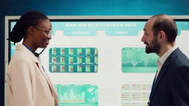 İşletme müdürü brifing sırasında yeni bir çalışanla tokalaşıyor, ekibe hoş geldin diyor ve onu diğer personele tanıtıyor. Stajyerle tokalaşan genç adam. Kamera A.