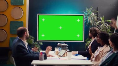 Promosyon müdürü ve ekip üyeleri, reklam kampanyası ve halkla ilişkiler analizi için bir video izliyor. Firma çalışanları verimli bir toplantıda satış stratejisini gözden geçiriyorlar. Kamera B.