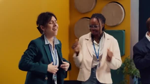 Ικανοποιημένοι Συνάδελφοι Που Χορεύουν Στην Αίθουσα Συνεδριάσεων Και Γιορτάζουν Την — Αρχείο Βίντεο