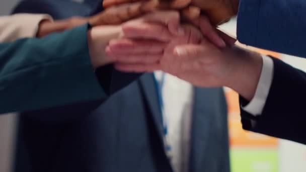 Obchodní Partneři Spojují Ruce Zvedají Oslavu Cítí Šťastní Spokojeni Svým — Stock video