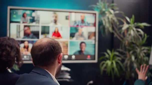 Współpracownicy Biznesowi Spotykają Się Zainteresowanymi Stronami Sprawie Połączenia Wideo Dzielą — Wideo stockowe