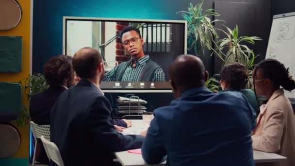 Reunião Equipe Gestão Com Ceo Sobre Conexão Videocall Uma Sala — Vídeo de Stock