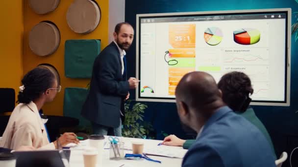 Manajer Office Mengeksplorasi Peluang Untuk Kemitraan Bisnis Baru Menangani Tujuan — Stok Video