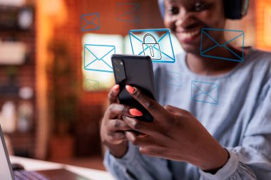 Kimliğini ve şifrelerini casus yazılım ve siber suçlardan koruyan ve koruyan bir kadın. Sosyal ağ simgesi e- posta güvenlik şifrelemesi içeren akıllı telefon kullanılıyor. Dolandırıcılık güvenliği.