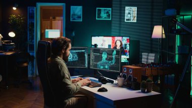 Hacker 'ın yüklediği duygulu yapay zeka diske evrildi ve bunu şeytani beyin planı için kullanmayı planlıyor. Düzenbaz programcı, zararlı yazılım virüslü yapay zeka robotunu kartuş kutusuna yerleştirdi. Kamera B
