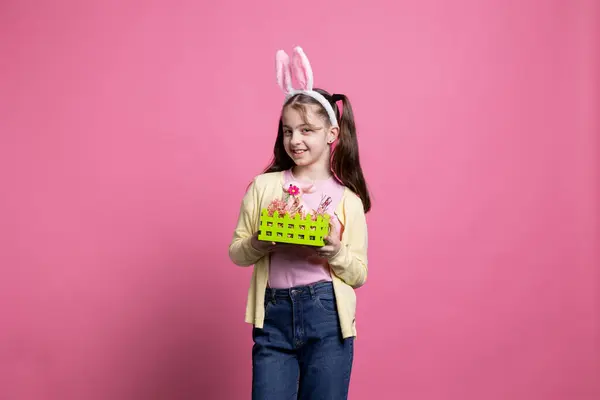Ευτυχισμένο Κορίτσι Αυτοπεποίθηση Αυτιά Κουνελιού Που Παρουσιάζει Ένα Καλάθι Γεμάτο — Φωτογραφία Αρχείου