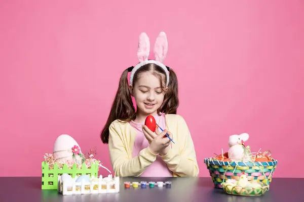 Nettes Kleines Mädchen Färbt Eier Mit Aquarell Und Pinsel Für — Stockfoto