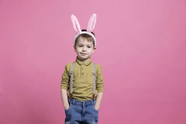 Kameranın Önünde Sevimli Tavşan Kulağı Takan Neşeli Bir Çocuk Paskalya — Stok fotoğraf