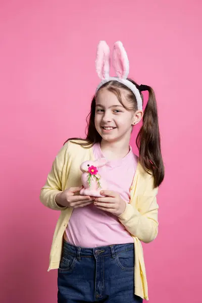 Χαρούμενο Μικρό Παιδί Που Ποζάρει Ένα Ροζ Κουνέλι Παιχνίδι Στην — Φωτογραφία Αρχείου
