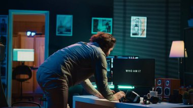 Yapay zeka teknolojisini kullanan bilgisayar bilimcisi yapay zeka tekilliğine, kamera A 'ya ulaştıktan sonra varoluşsal sorular sorup mutlu bir şekilde kutluyor.