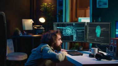 Sanal gerçeklik teknolojisini kullanarak yapay zekayı uyandırdıktan sonra şoke olmuş bir adam koltuktan düşüyor. Yapay zekanın varoluşsal sorular sormaya başlamasından sonra masadan düşen ürkmüş geliştirici, kamera A