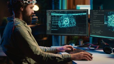 IT kodlama ve EEG kulaklığı kullanarak beyni bilgisayara yükleyip ölümsüzlük kazanıyor. Nörobilimci mühendislik transhumanizm deneyi, bilinci siber uzaya yerleştirme, kamera A