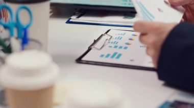 İdari ekip proje detayları hakkında bilgi ve güncellemeleri paylaşıyor, meslektaşlarını bilgilendirmek için brifing veriyor. İş arkadaşları başarıyı sağlamak için dahili iletişim stratejileri geliştirir. Kamera A.