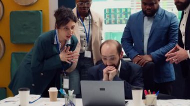 Neşeli yönetici, heyecan içinde çalışanını öpüyor. Yeni takım başarısı için çok neşeli ve heyecanlı. Onu öptükten sonra ona tokat atan sinirli bir kadın. Kamera A.
