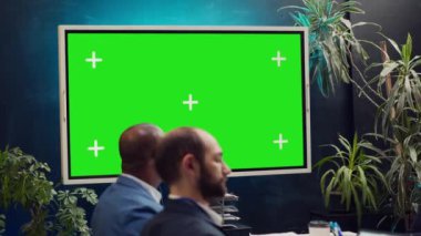 Başlangıç ekibi yeşil ekranda bir reklam kampanyası videosu izliyor ve satışların büyümesini sağlamak için son promosyon ürününü inceliyor. İşletme geliştirme üzerinde çalışan halkla ilişkiler uzmanları. Kamera A.