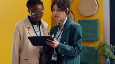 İş analistlerinden oluşan bir ekip, gelecekteki gelişmeler için çalışmak için önceki projelerin geri bildirimlerini değerlendiriyor, çalışma odasındaki dijital pazarlama stratejilerini inceliyor. Girişim girişimi. Kamera A.