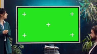 Projeler için daha fazla fon elde etmek için fikir alışverişinde bulunan, fikir alışverişinde bulunan ve beyin fırtınası toplantısına katılan finans ekibi. Finansal potansiyeli arttırmanın yollarını arıyorlar. Kamera A.