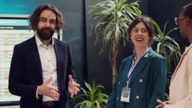 Bir grup şirket çalışanı bir konferans odasında toplanıp olası iş anlaşmalarını ya da dünya çapında ortaklıkları tartışıyor. Takım arkadaşları fikir alışverişinde bulunmak için brifing oturumuna başladılar. Kamera A.