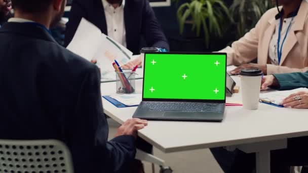 Mitra Bisnis Yang Menghadiri Pertemuan Samping Laptop Layar Kaca Membahas — Stok Video