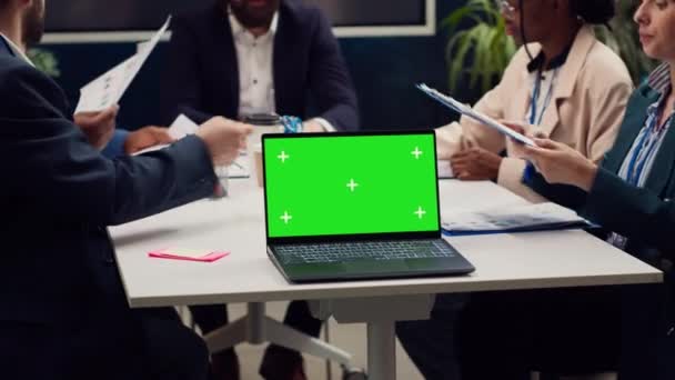 Podnikatelé Setkávají Kanceláři Správní Rady Zelenou Obrazovkou Prezentují Aktuální Informace — Stock video