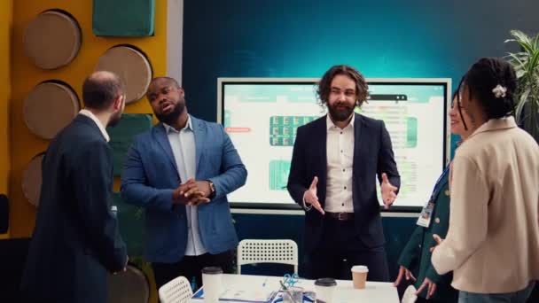 Team Von Startup Mitarbeitern Trifft Sich Einer Informationsveranstaltung Vorstandssaal Und — Stockvideo