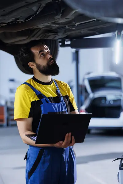 Reparateur Auto Service Maakt Gebruik Van Laptop Factuur Schrijven Het — Stockfoto