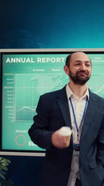 Neşeyle gülümseyen şirket çalışanları toplantı odasında toplanıyor, gülüyor ve brifing vermeye başlıyorlar. İş arkadaşları güncellemeleri iletiyor ve öncelikleri sıralıyor. Kamera B.