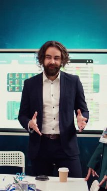Girişimci çalışanlardan oluşan bir ekip toplantı salonunda toplanıyor, çeşitli projelerde şirket kültürünü ve personel katılımını geliştirmek için stratejiler geliştiriyor. Kamera B.