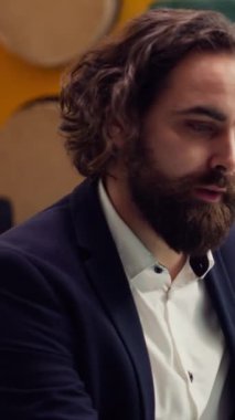Bir toplantı sırasında kaynak tahsisi planları üzerinde çalışan bir grup avukat, şirket amaçları doğrultusunda önemli bütçe tahsisi ve personel seçimi kararları alıyor. Çalışanlar stratejilerini gözden geçirir. Kamera A.