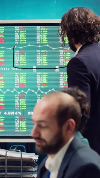 Equipo Gestión Ventas Revisando Las Tendencias Globales Del Mercado Valores — Vídeo de stock