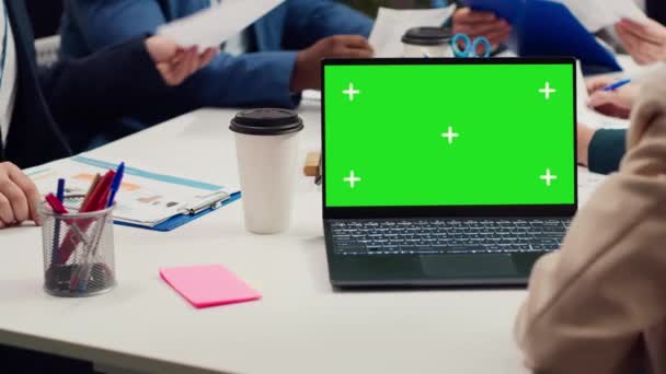 产品管理团队制定策略 在笔记本电脑上展示模型 分享对项目的见解 并表达关注 员工在企业成长方面的合作 相机A — 图库视频影像