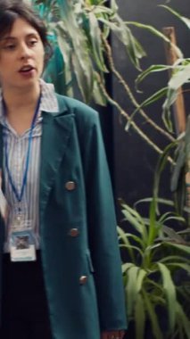 Başlangıç ekibi pazardaki organizasyon pozisyonunu inceliyor, bir analiz ya da kriterleme egzersizleri yürütüyor. Girişimci meslektaşlar organizasyonel büyüme faaliyetlerini tartışıyor. Kamera A.