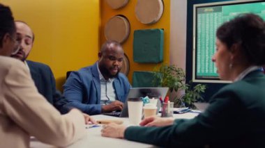 Satış temsilcisi finansal raporları ve performans ölçümlerini arşivlenmiş istatistiklerle gözden geçirir, iş genişletme fırsatları arar. Çok uluslu bir şirket olmak için eğitim. Kamera B.